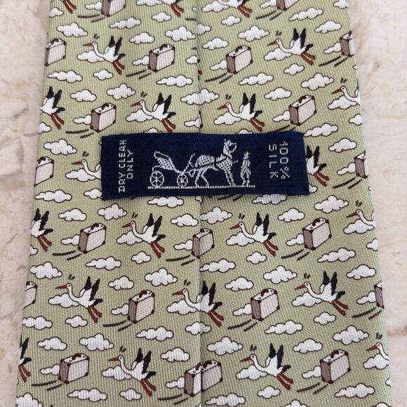 Hermès 100% Silk Printed Tie Whimsical Storks & Suitcase New Dad Tie - Picture 6 of 10